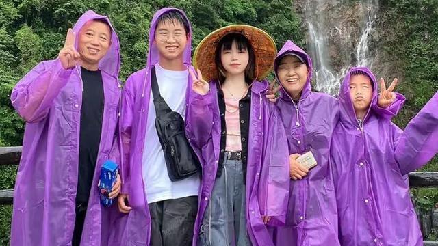 母亲节|孙卓首次陪妈妈过母亲节，孙辉送亲笔画太温馨，卓妈感慨人生圆满