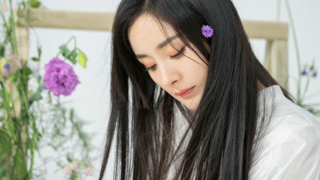 杨幂|杨幂穿白色衬衫裙 微微一笑清纯可人