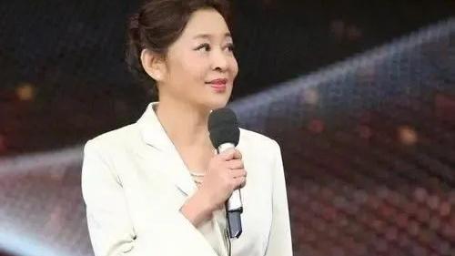 倪萍|倪萍还是胖点好！瘦下来后脸上斑点多还松弛，变成一个憔悴老太太