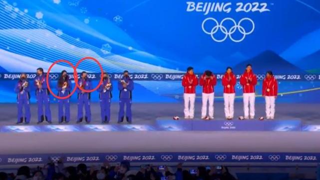 任子威|看不懂了吧！升国旗前，谁注意任子威武大靖的举动，对手目光疑惑