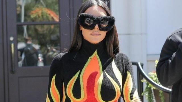 金·卡戴珊|卡戴珊出门真高调，穿“火焰装”戴毛绒黑超，一双红色靴裤更抢镜