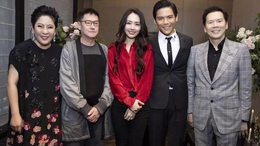 向佐|郭碧婷的父亲，在女婿向佐被曝和女子回房后，其实挺无奈的，一直没个准头