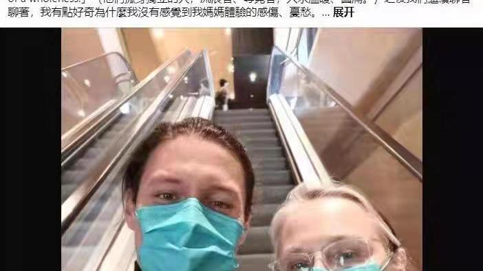 发型 周华健跟妻子同框，头发花白眼眶凹陷厉害，但是个优雅的老太太