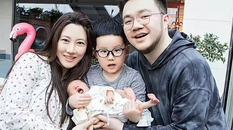 巴图|巴图一家四口同框热舞！老婆月子里仍肤白貌美，3岁大儿子神似爸