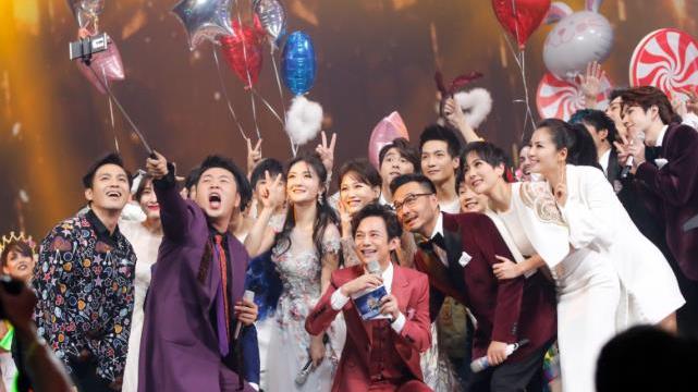 谢娜|何炅搭档三届女主持，21岁新人身份被扒，相比谢娜，她几乎零缺点