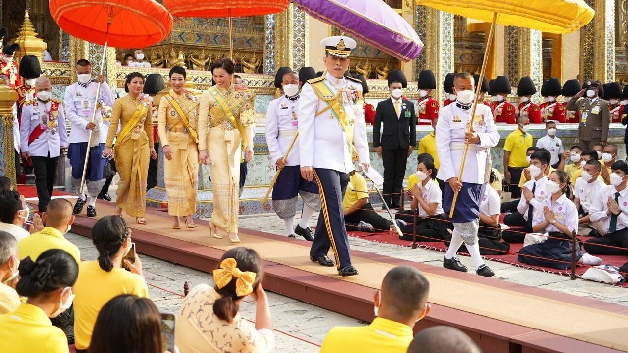 泰国神兽公主拿着相机出席庆典太可爱！穿镶钻金裙，抢苏提达风头