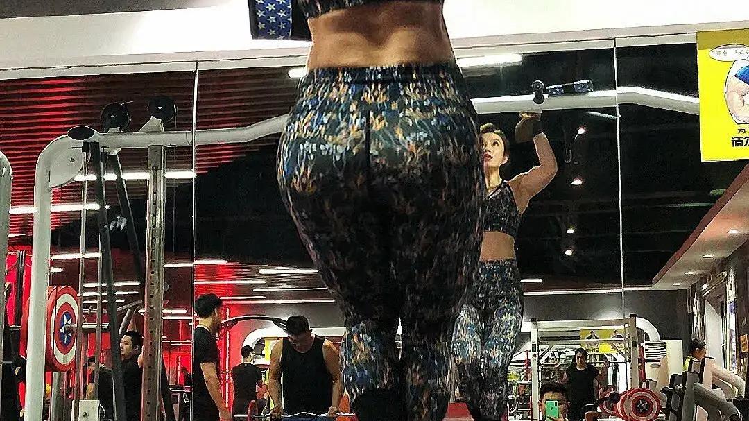 怀孕|全身肌肉的白衣天使，因模仿“不知火舞”走红，孕期仍坚持健身？