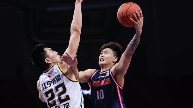 周鹏|辽宁夺赛点，双方球迷大打口水仗，赛后杨鸣和赵继伟关心周鹏伤势