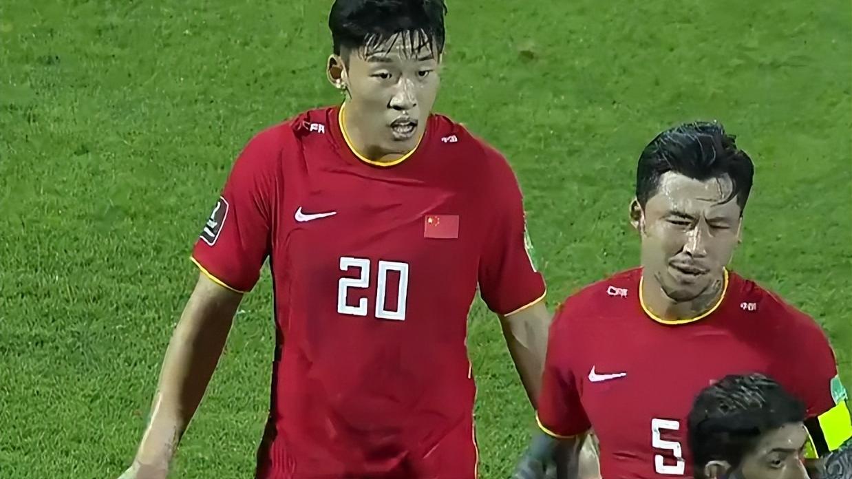 国足|与对手吵架+散步，国足福将成“罪人”，李霄鹏两决定改变比赛走势