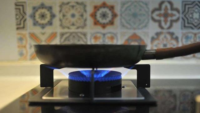 燃气灶火不旺、容易灭，先自查4个地方，再换燃气灶也不迟