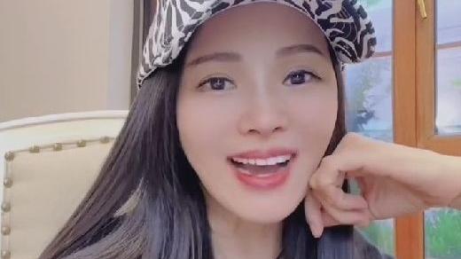 伊能静|伊能静为儿子宣传艺术展，哈利再次晒女装照，穿露肩长裙秀锁骨