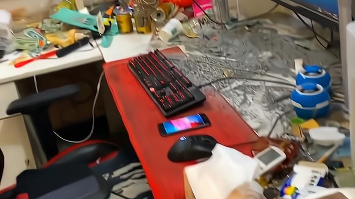 |35岁女网红房间曝光，枕头已经包了浆，异味阵阵连仙人球都顶不住