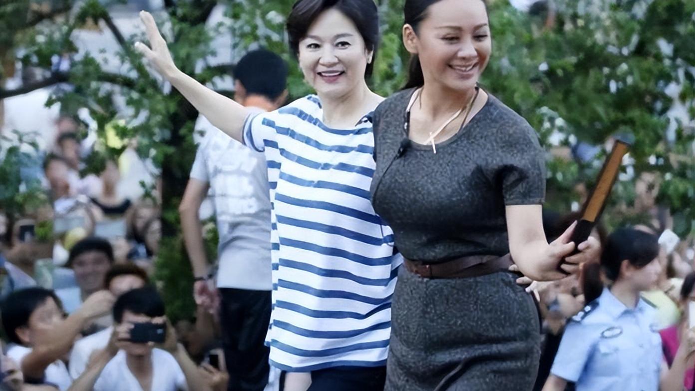 林青霞|林青霞这是什么神仙状态！和小17岁宁静同框，打扮朴素却丝毫不输气场