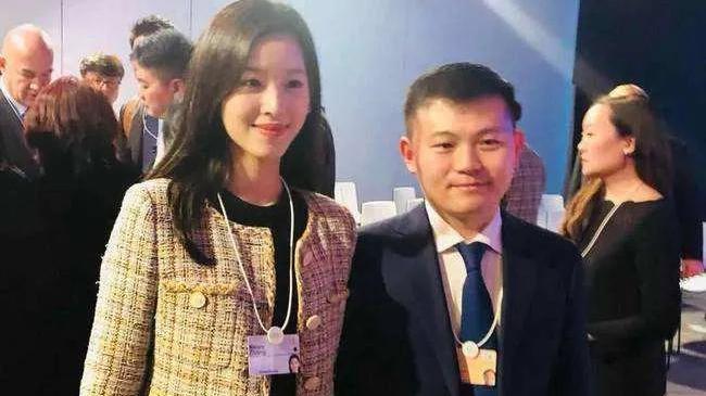 章泽天|章泽天素颜什么样？看到路人照下的她，终于理解了强哥