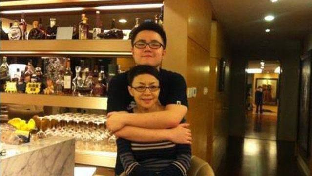 宋丹丹|宋丹丹豪宅曝光，内景装饰酷似皇帝寝宫，墙上人像画让人汗毛直竖