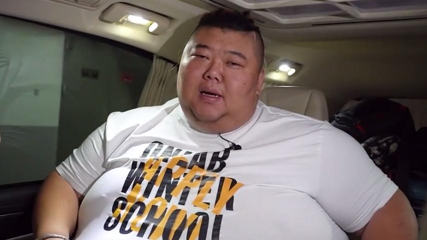 运动 600斤胖猴仔现身健身房，被4个大汉抬上床，腿青紫长出“鱼鳞斑”