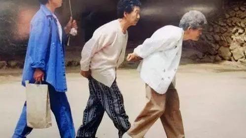 骨质疏松|女性50岁后骨质疏松易骨折，远离3种偷钙食物，每天保持做1件事