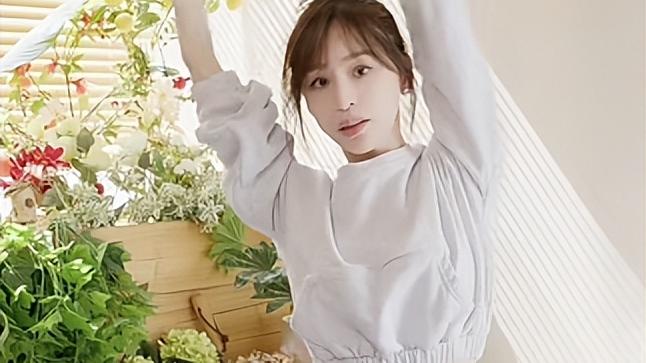 王心凌|王心凌趴地跳舞不嫌脏！穿短上衣秀马甲线，拉链到胸口露嫩白脖颈