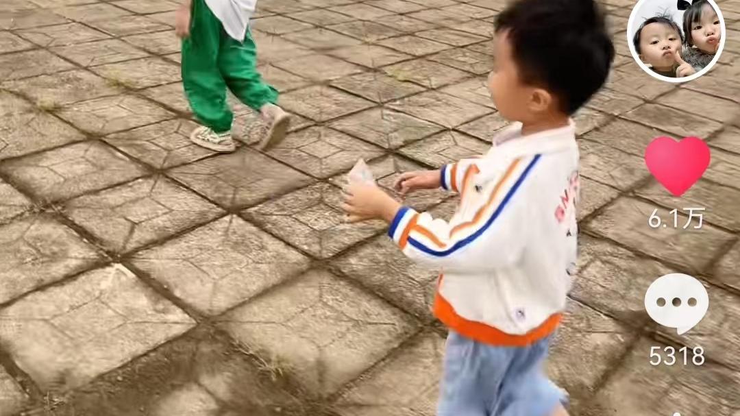 奇奇|田静晒儿女走模特步视频，悦悦走路超有范，奇奇成了姐姐的小跟班