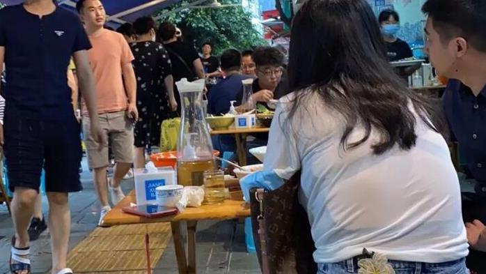 三星|成都豪横苍蝇馆子，从5张桌子到50张，6个灶不停地炒菜仍不赶趟