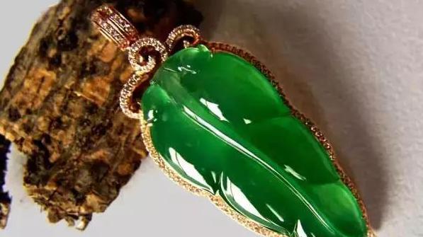 |不能盲目佩戴翡翠饰品，佩戴时多注意细节，搭配简约的美甲款式