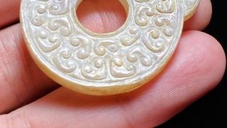 和田玉籽料|战汉 和田玉籽料 白玉受沁 勾云纹 出廓玉璧 挂件