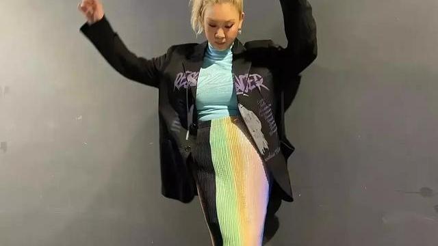 春日迟迟再出发|郑欣宜挑战“渐变色”包臀裙: 虽然胖，但却把“性感”演绎致极致