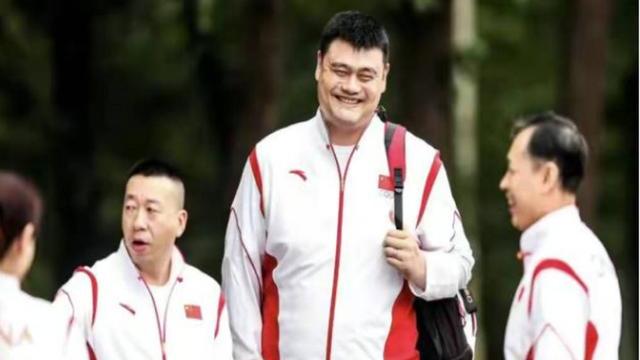 姚明|减肥成功了？姚明时隔2个月再露面变化大，双下巴胡子拉碴不见了