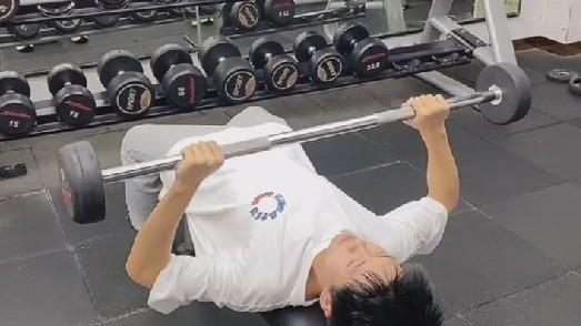 孙悦|孙卓逐渐成为型男，健身画面毅力坚强，卓妈透露已练出了腹肌