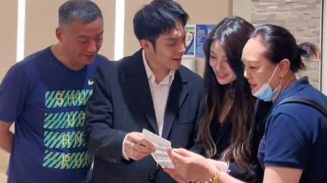 张子枫|兜儿爆料韩安冉感染传染病，深夜求小猪去医院，网友：狗咬狗