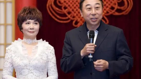 冯巩|冯巩老婆照片曝光，两人同框像父女，难怪隐藏39年之久！