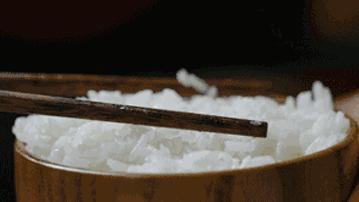 买大米时，先不管贵贱啥牌子，认准米袋“4行字”，就是好大米