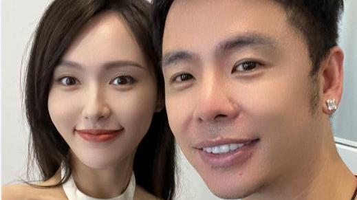 唐嫣|化妆师晒与唐嫣合照，皮肤白皙笑容甜美，本人被赞有亲和力