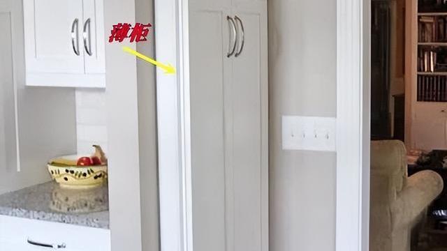 墙角空着可惜，灵机一动放个薄柜在这，10公分宽，功能性翻倍