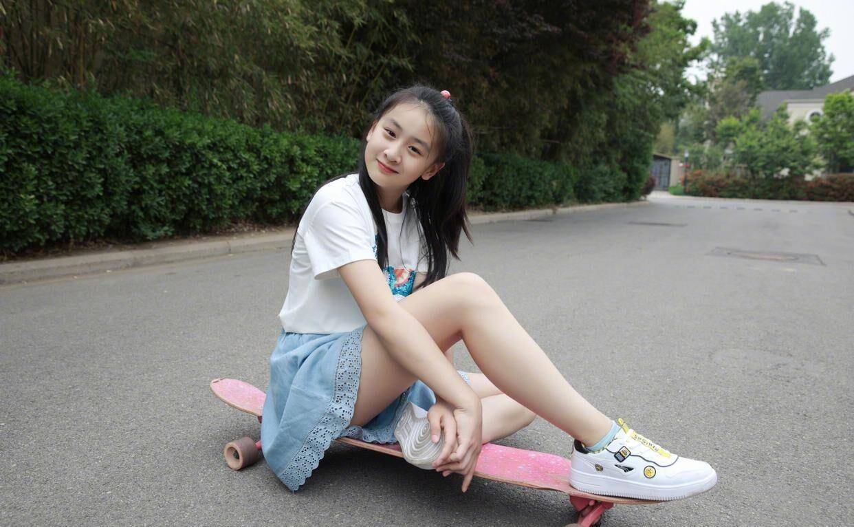 田雨橙|12岁田雨橙胆子真大，穿短裙还敢坐在滑板上拍照，穿衣风格引热议