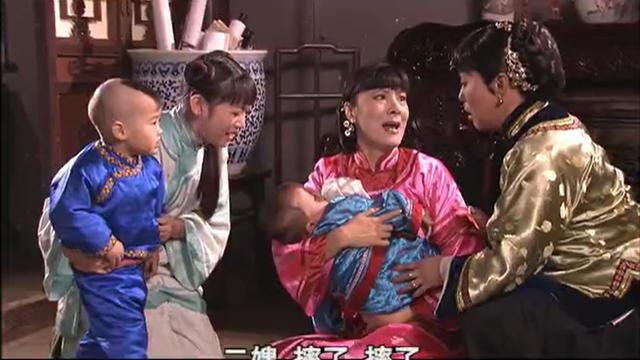 大宅门|《大宅门》：摔死孩子，被男人欺负到发疯，白雅萍并不无辜