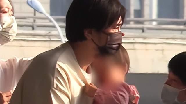 王传君|王传君抱娃现身机场！孩子紧扯领口不撒手，齐溪亲抚安慰十分温柔