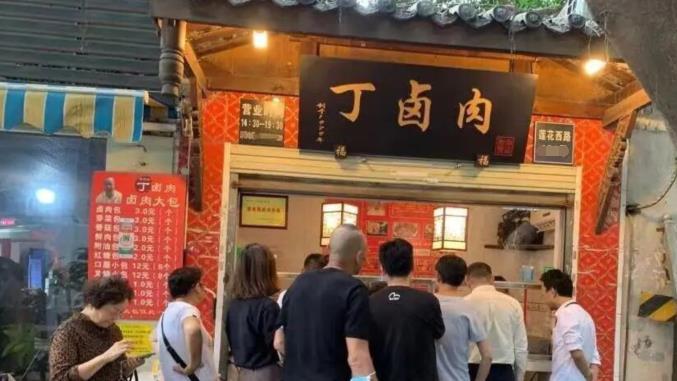 青菜|成都街头这家2平小店，每天卖2小时，凭着一锅普通的卤肉火出了圈