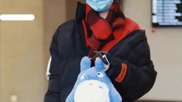 春晚|赵丽颖参加春晚联排后离京，疑给儿子买礼物，手拿玩偶超贴心