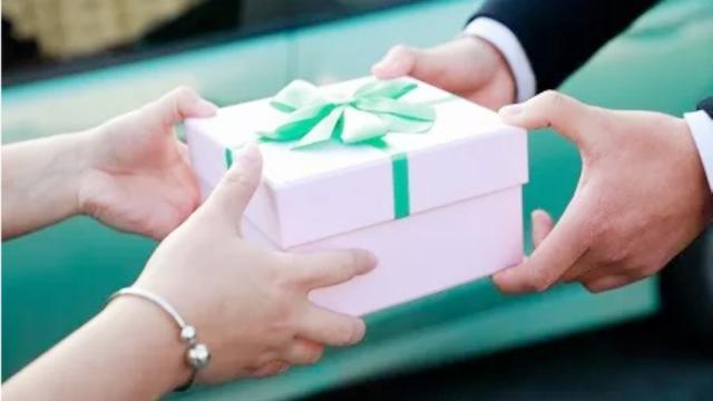 |职场中那些送礼的人最后都怎么样了？礼送不出去？方式不对！！！