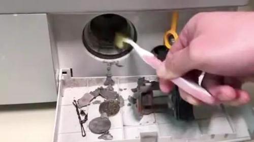 洗衣机藏着污垢开关，打开之后吓一跳，难怪衣服洗完又臭又脏！