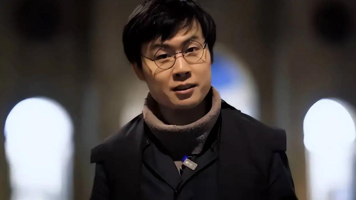 潘周聃|潘周聃回应走红，当时表情僵硬是“有苦难言”，学历背景曝光