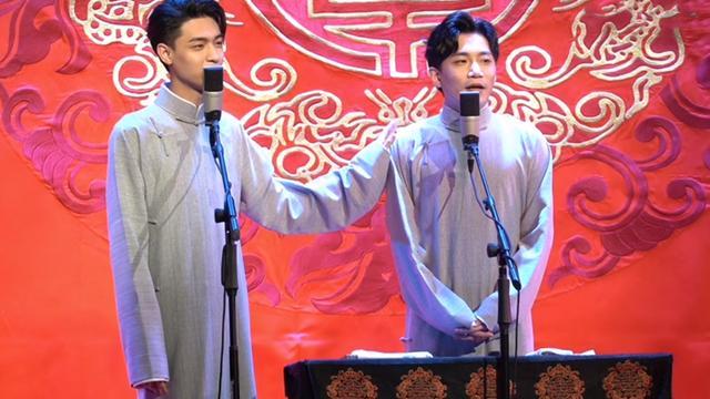 何九华|德云社烧饼何九华同台，上场后拿搭档砸挂，四哥和老秦终究没躲掉