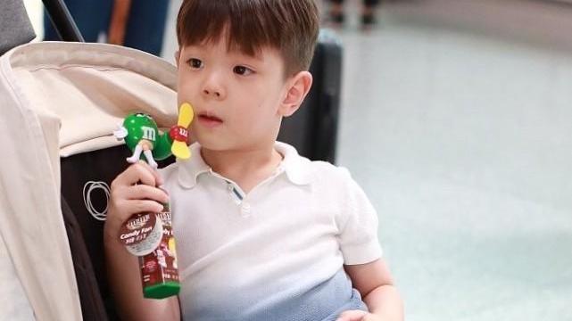 杜宇麒|霍思燕带儿子出门游玩，9岁嗯哼穿绿色T恤配五分裤，越来越像杜江