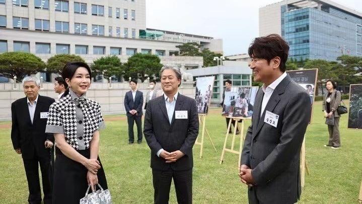 韩国总统和第一夫人休假后首亮相！不见佩洛西去约会，穿搭太年轻