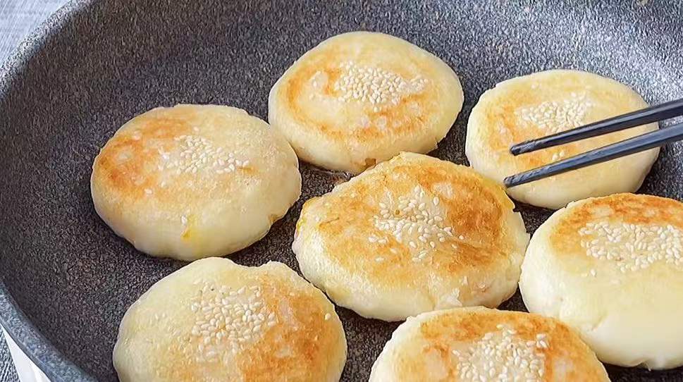 山药|山药加红薯做成小饼，香甜美味一口拉丝，无需发面简单零失败