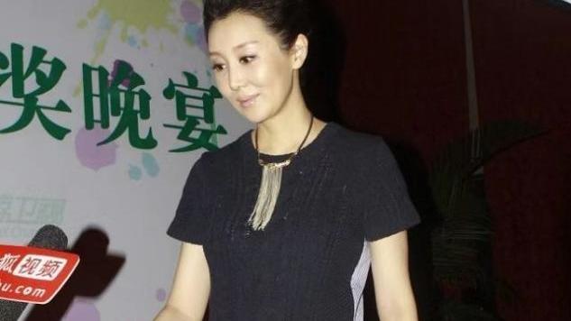 孙楠|孙楠二婚妻子真优美，穿短裙铅笔腿似超模，一脸富态挺高级