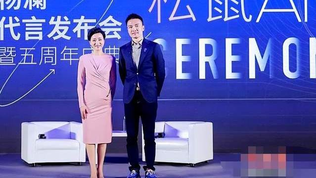 杨澜|杨澜未理会讨薪风波，发文悼念雅克贝汉导演，穿黑裙戴钻戒显精致