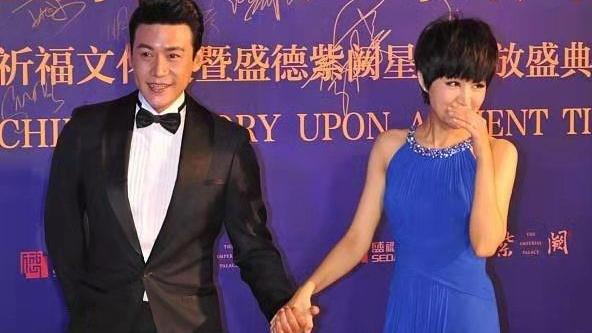 胡歌|鲍蕾浓妆也太老气了！穿克莱因蓝裙身段纤细，大妈脸似陆毅妈妈