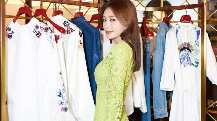 秦岚|秦岚穿迷你裙看着有点胖了，但蕾丝设计挺减龄的，秀出白皙肤色